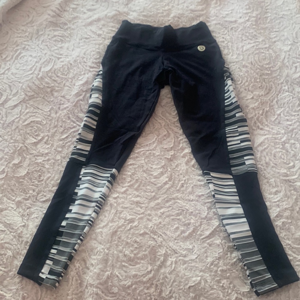 BRO FIT WEAR LEGGINGS SIZE SMALL.